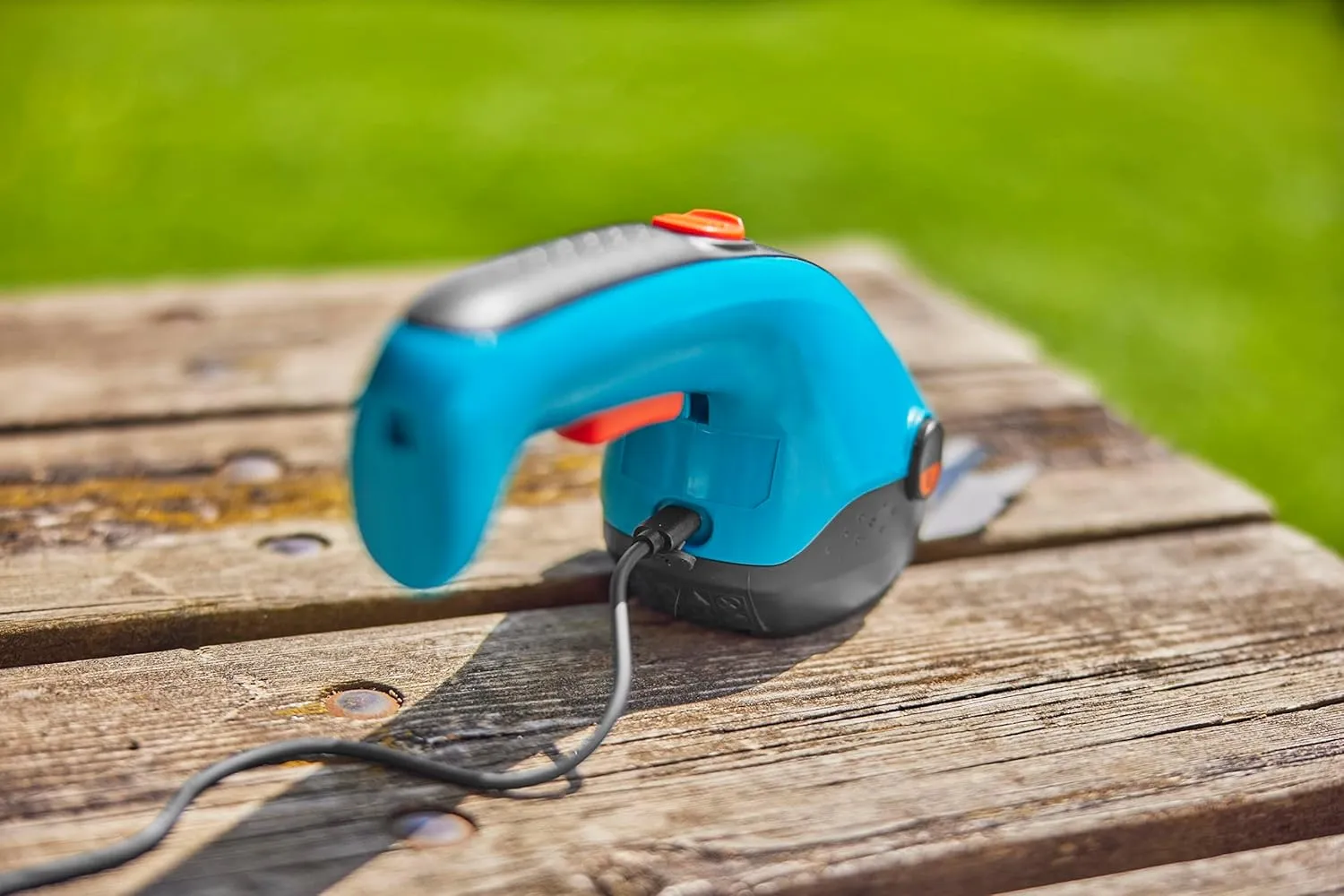 GARDENA (09887) Cordless Hedge Trimmer and Grass Shears, Electric Garden Tools for Battery Trimming of Lawn Edges, Shrubs, and Bushes. Handheld with 80 Min Runtime.