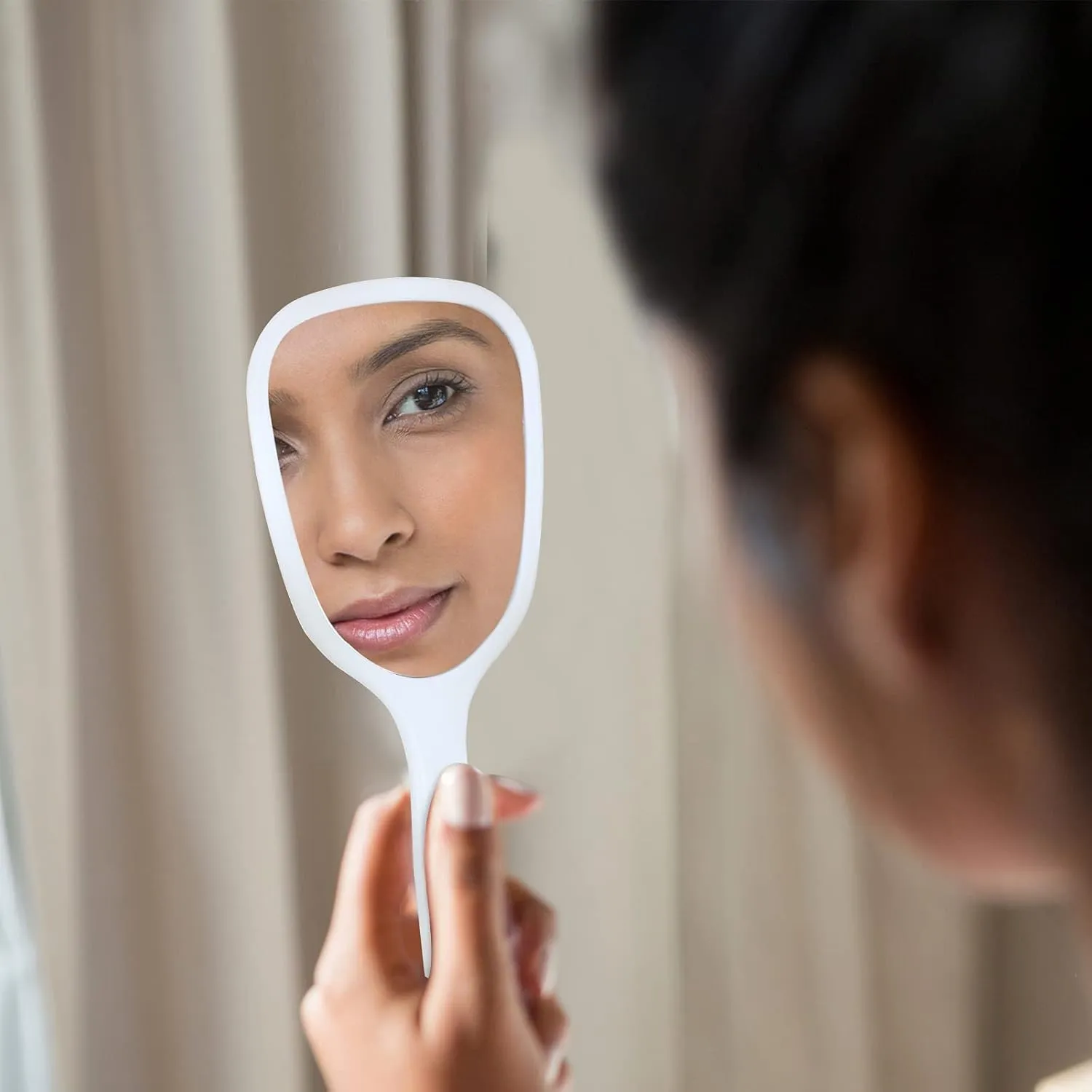 Hicarer 16 Pcs Hand Handheld Mirror with Handle Plastic Travel Makeup Handheld Cosmetic Mirror for Travel, 3.15 Inch Wide, 7.09 Inch Long (Black,White)