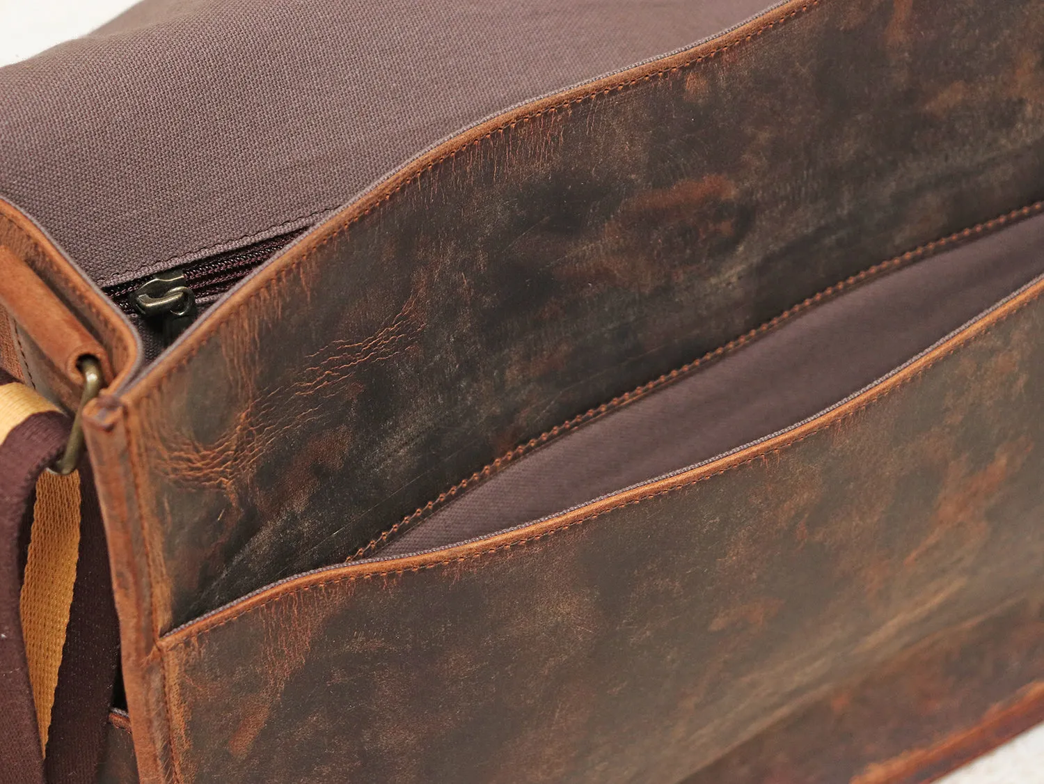 Men's Deluxe Leather Messenger Bag - 15 inch