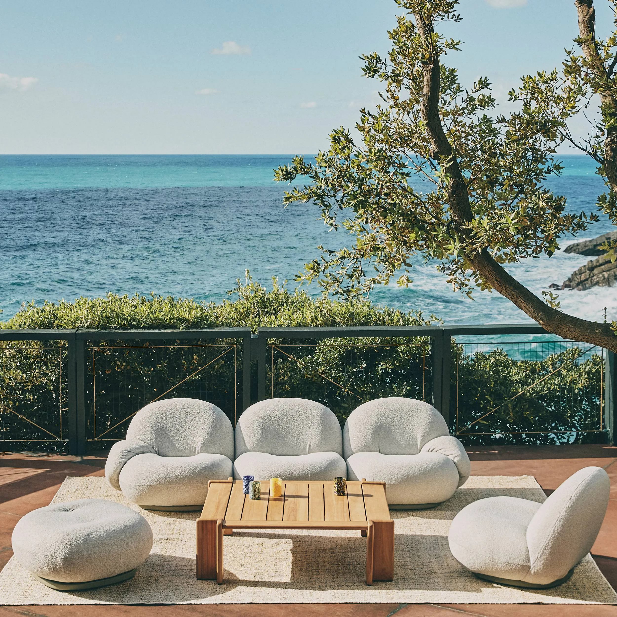 Pacha Ottoman: Swivel Base   Outdoor